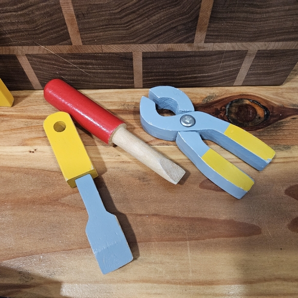 Melissa & Doug Wooden Take Along Tool Kit Toolbox & 30 pcs Including 7 Tools - Picture 8 of 12